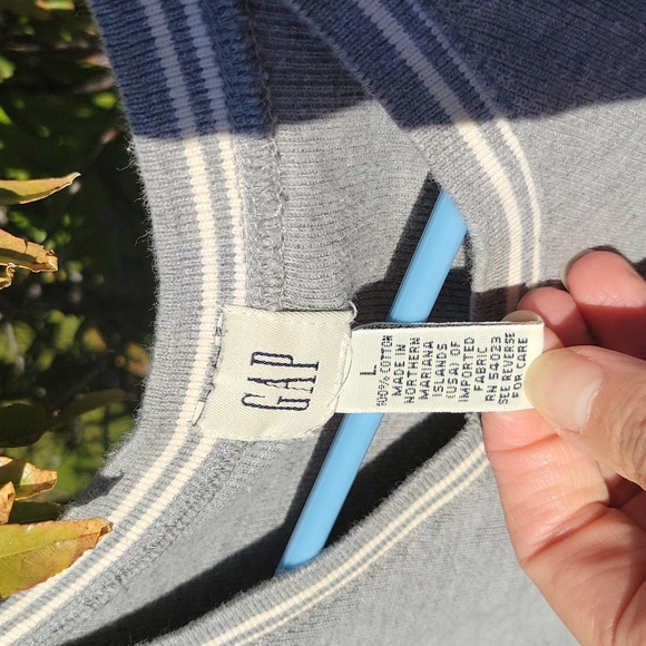 Vintage GAP Sporty V-neck 100% Cotton Sweater Womens Large Gray Cream Trim - Picture 2 of 7